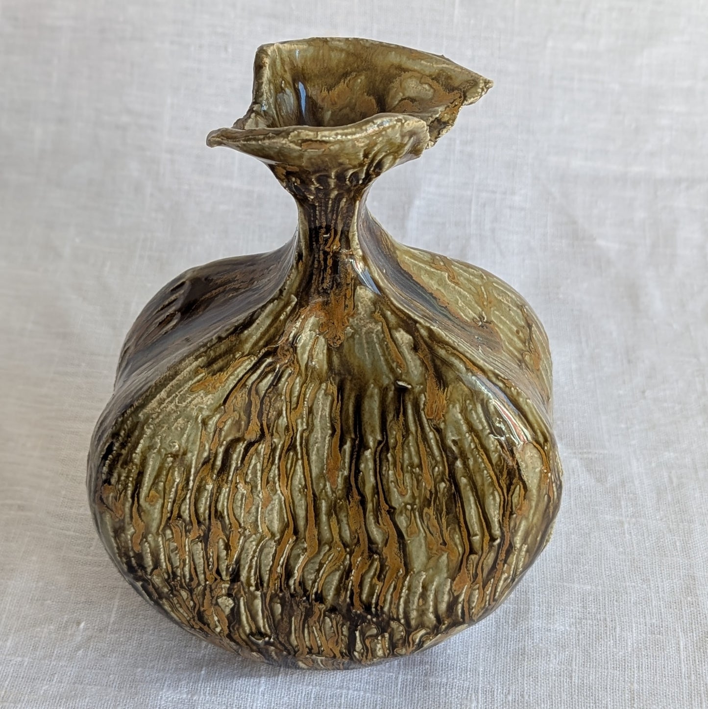 jarrón artesanal esgrafiado en gres blanco con esmalte fluido, cerámica hecha a mano