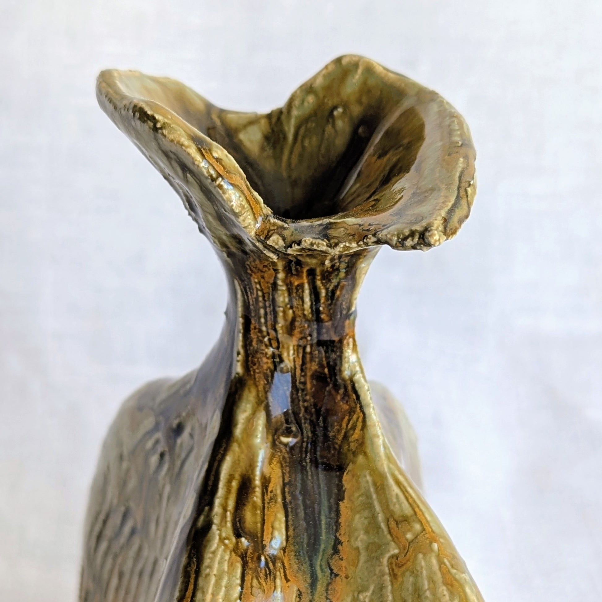 jarrón artesanal esgrafiado en gres blanco con esmalte fluido, cerámica hecha a mano