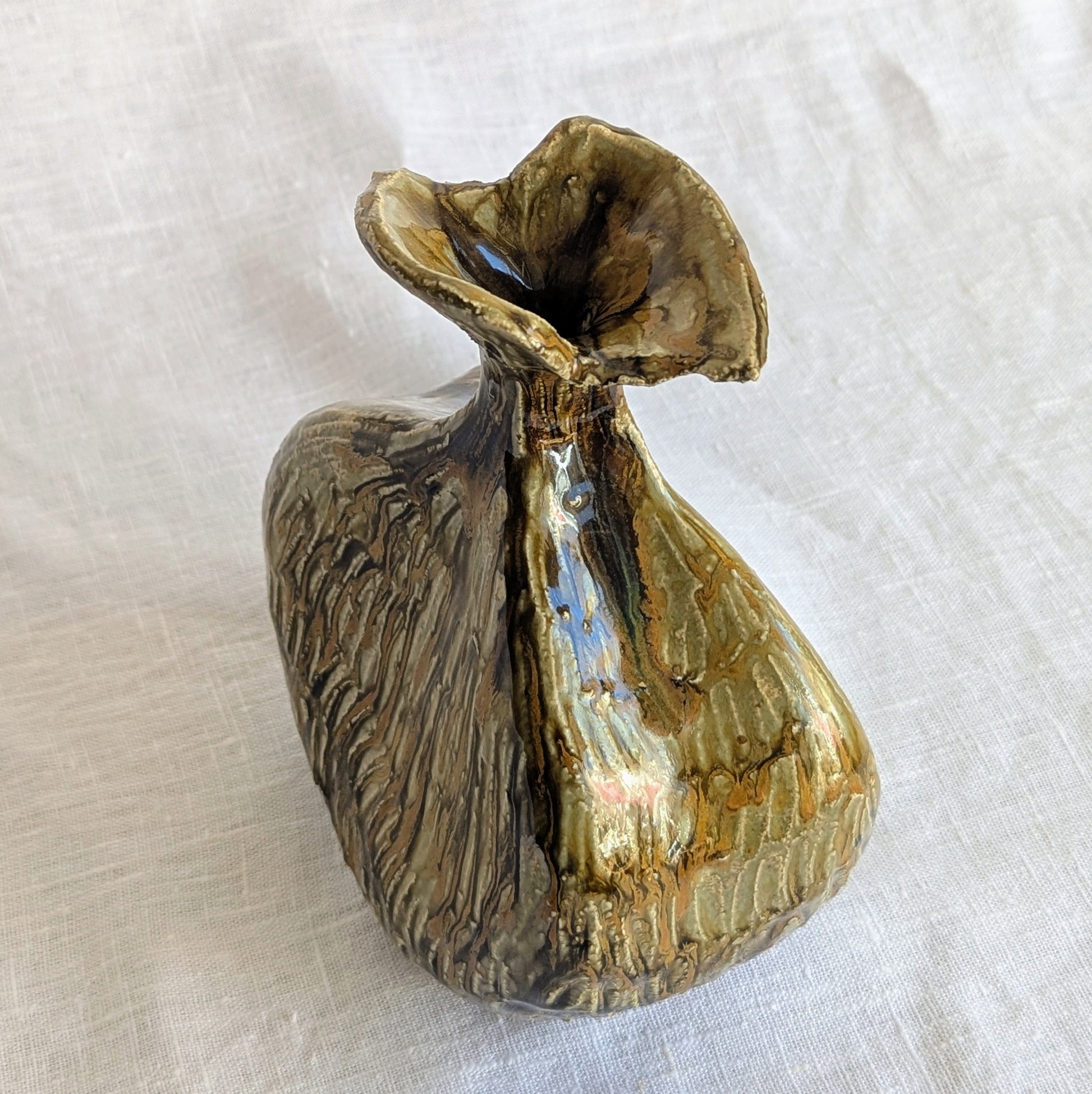 jarrón artesanal esgrafiado en gres blanco con esmalte fluido, cerámica hecha a mano