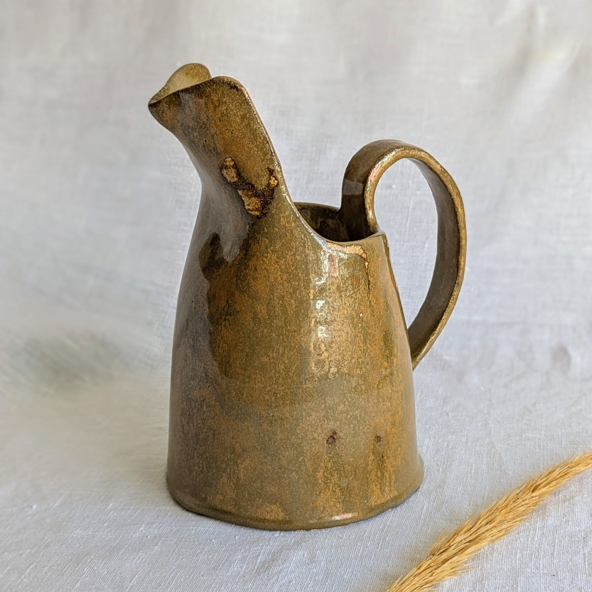  jarra artesanal en gres blanco con esmalte terroso y metálico, cerámica escultórica hecha a mano