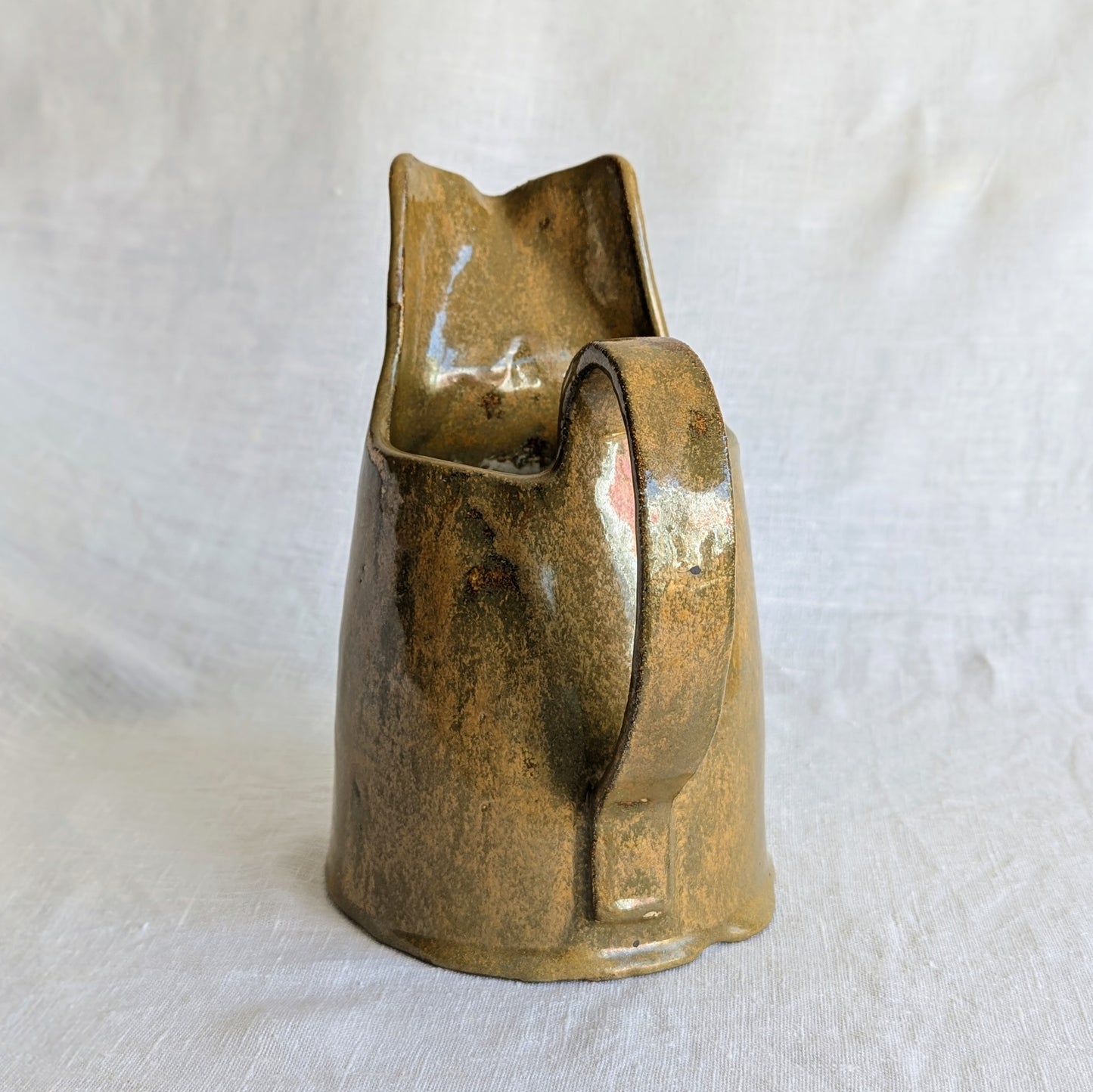  jarra artesanal en gres blanco con esmalte terroso y metálico, cerámica escultórica hecha a mano