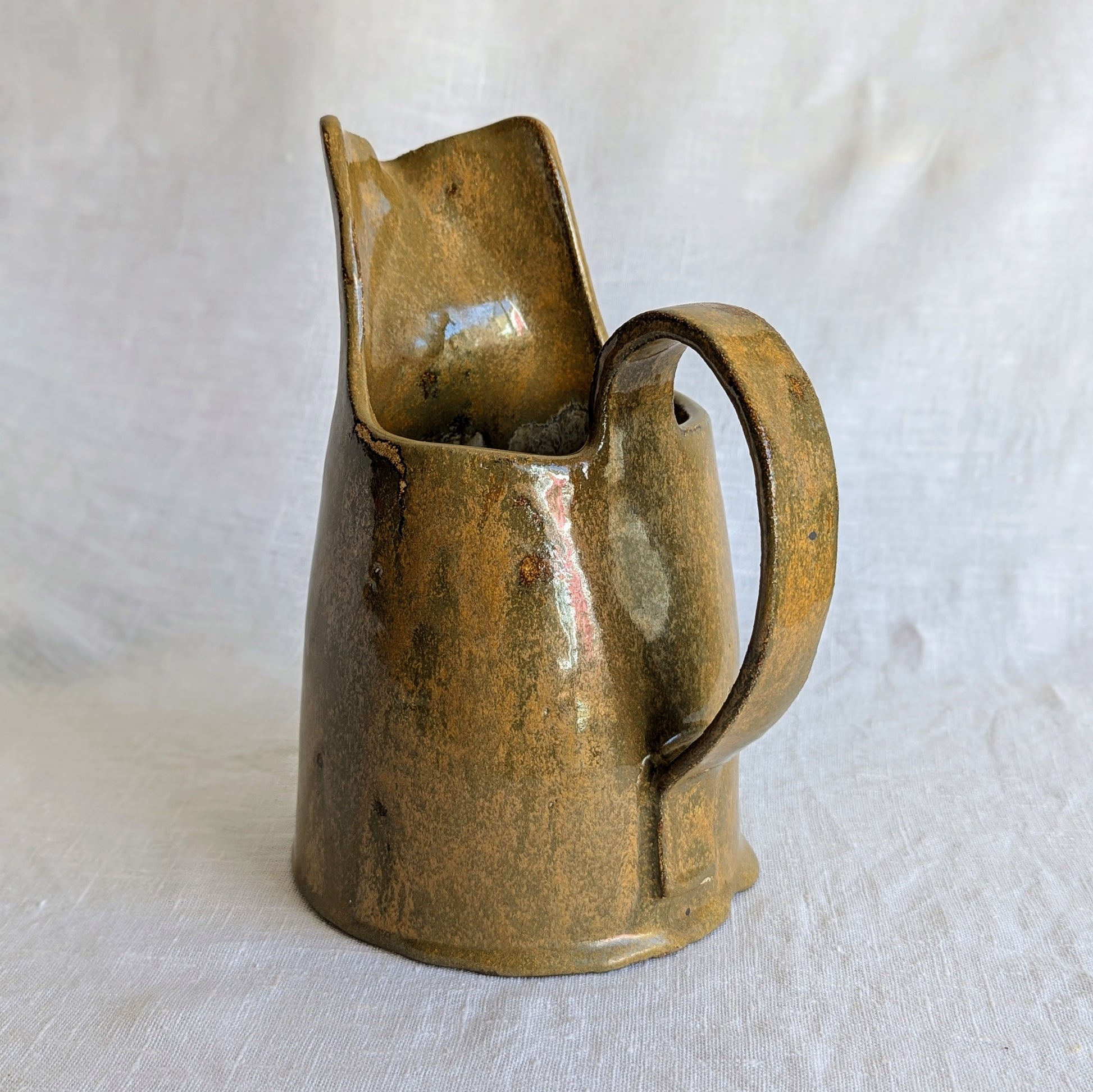  jarra artesanal en gres blanco con esmalte terroso y metálico, cerámica escultórica hecha a mano