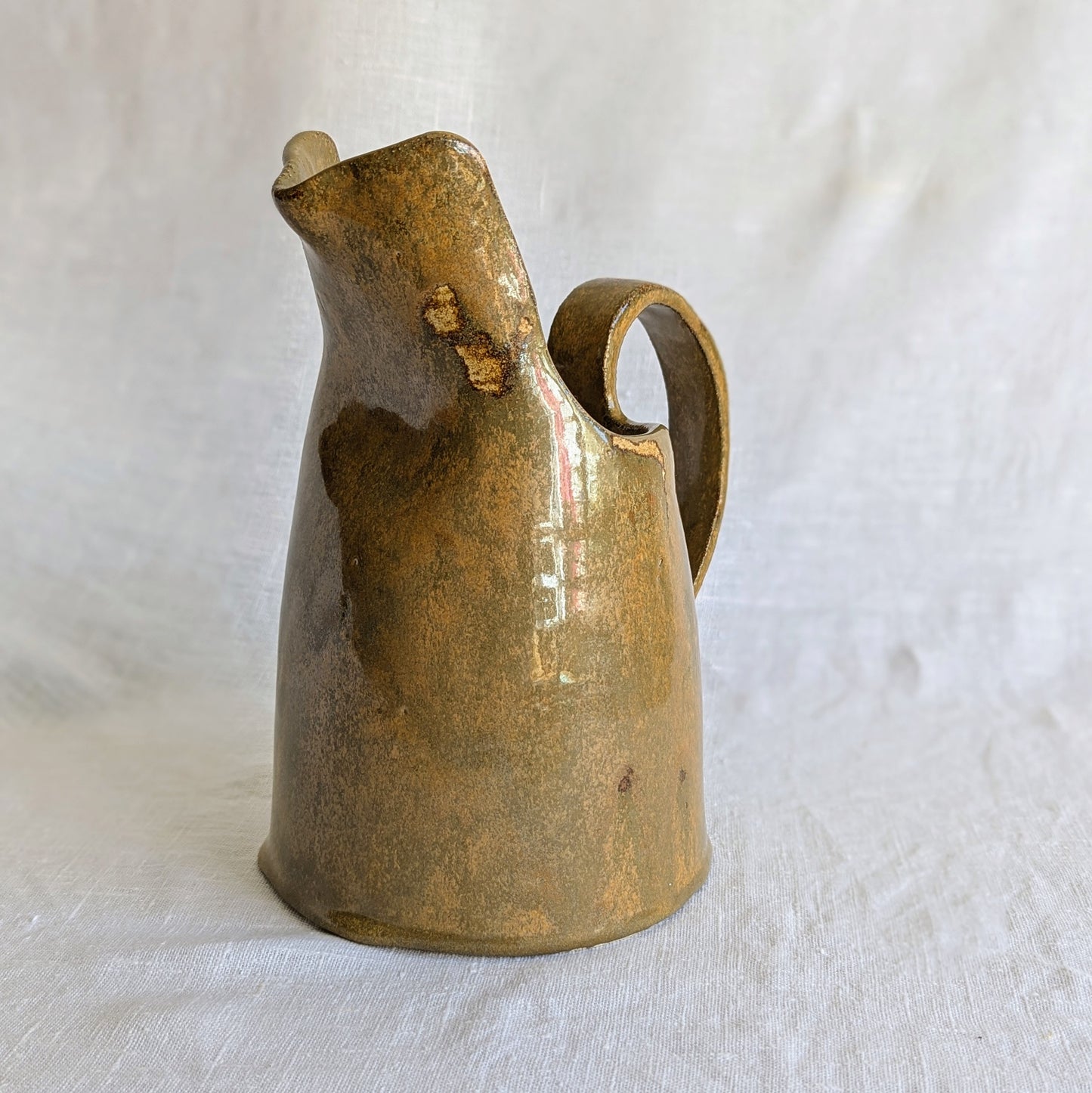  jarra artesanal en gres blanco con esmalte terroso y metálico, cerámica escultórica hecha a mano