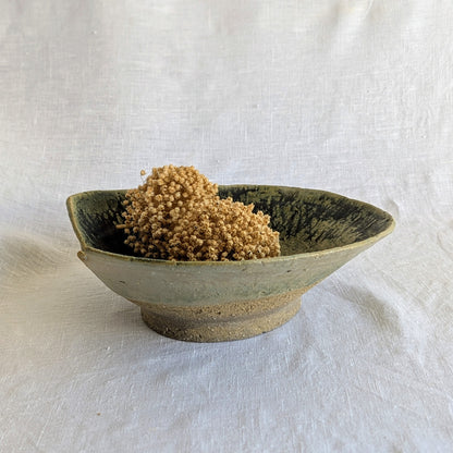 Pieza escultórica de gres gris con chamota media, interior esmaltado en verdes intensos y exterior con textura granulosa verdosa