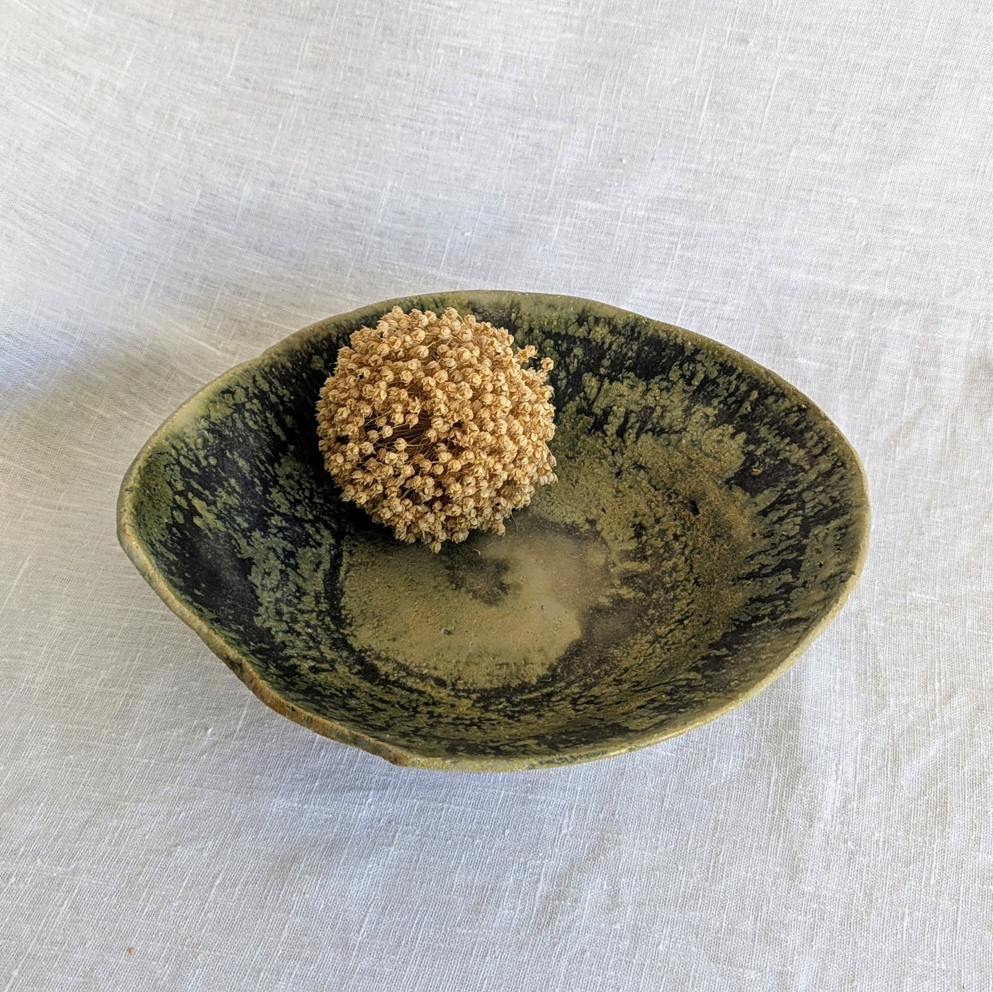 Pieza escultórica de gres gris con chamota media, interior esmaltado en verdes intensos y exterior con textura granulosa verdosa