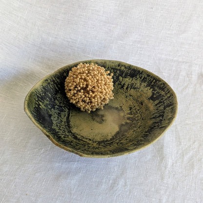 Pieza escultórica de gres gris con chamota media, interior esmaltado en verdes intensos y exterior con textura granulosa verdosa