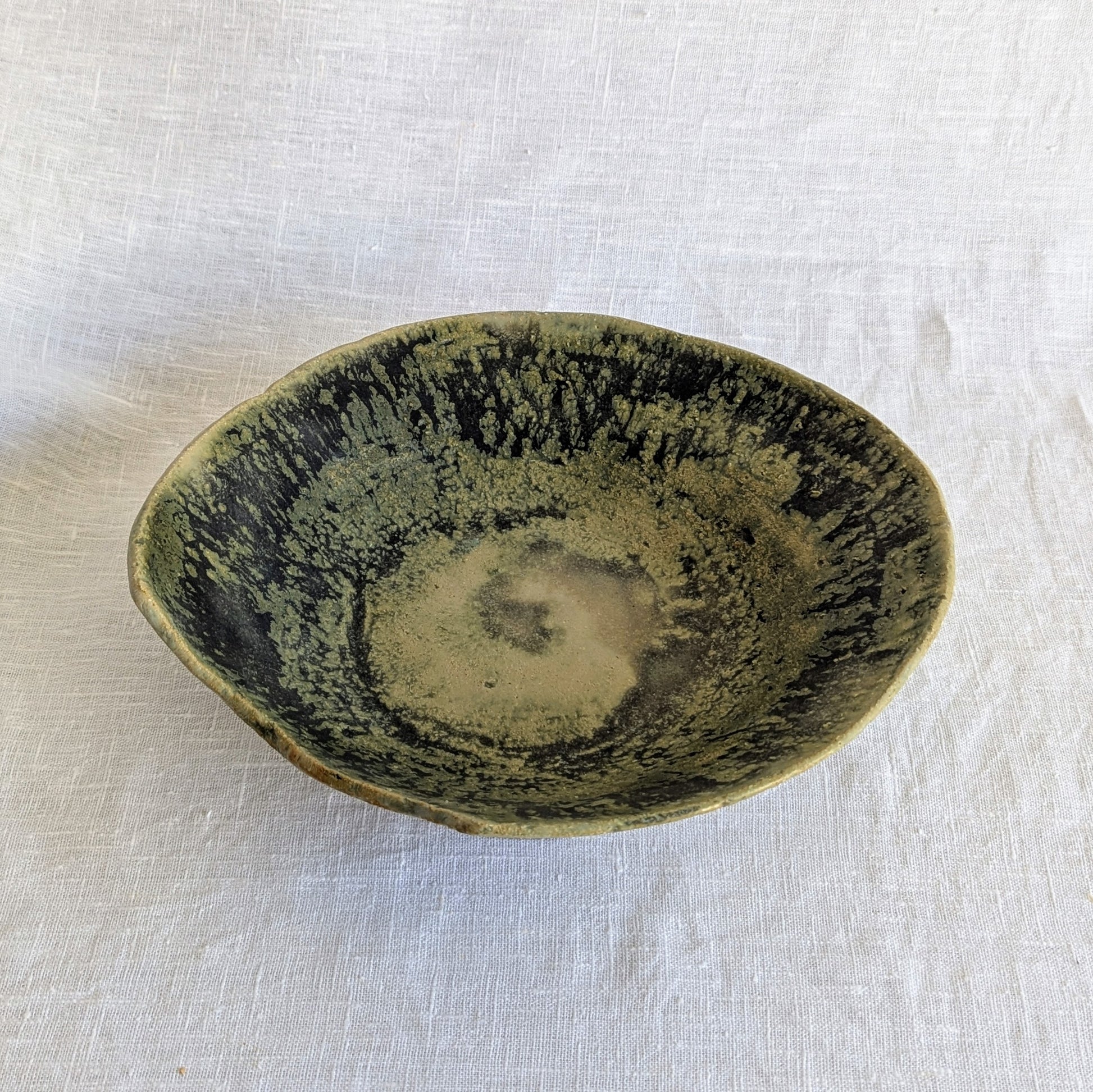 Pieza escultórica de gres gris con chamota media, interior esmaltado en verdes intensos y exterior con textura granulosa verdosa