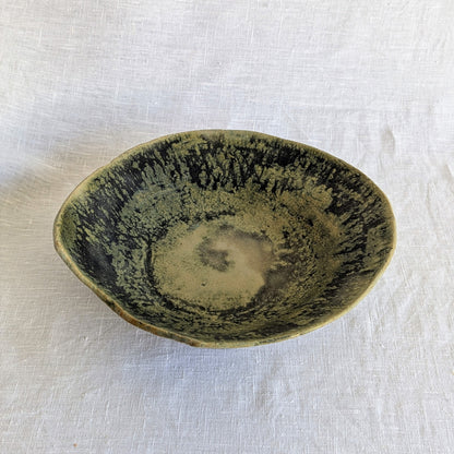 Pieza escultórica de gres gris con chamota media, interior esmaltado en verdes intensos y exterior con textura granulosa verdosa