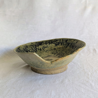 Pieza escultórica de gres gris con chamota media, interior esmaltado en verdes intensos y exterior con textura granulosa verdosa