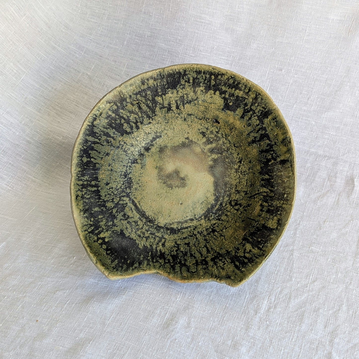 Pieza escultórica de gres gris con chamota media, interior esmaltado en verdes intensos y exterior con textura granulosa verdosa