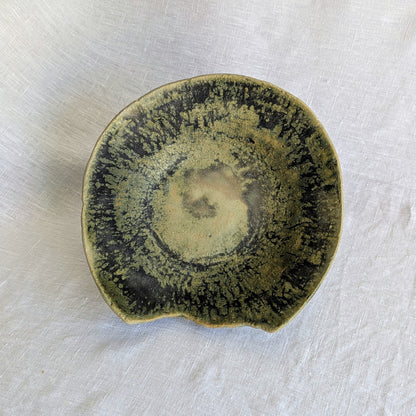 Pieza escultórica de gres gris con chamota media, interior esmaltado en verdes intensos y exterior con textura granulosa verdosa