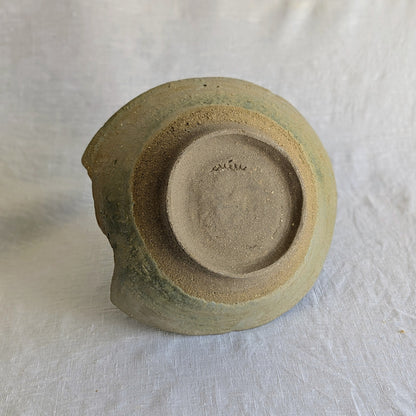 Pieza escultórica de gres gris con chamota media, interior esmaltado en verdes intensos y exterior con textura granulosa verdosa