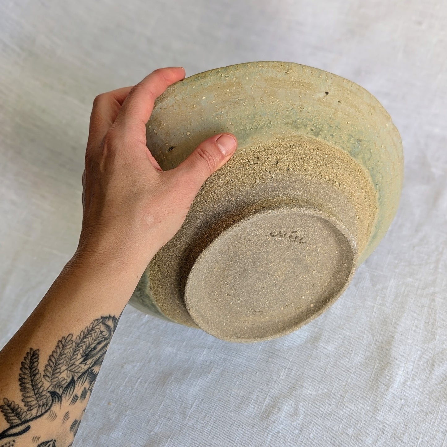 Pieza escultórica de gres gris con chamota media, interior esmaltado en verdes intensos y exterior con textura granulosa verdosa