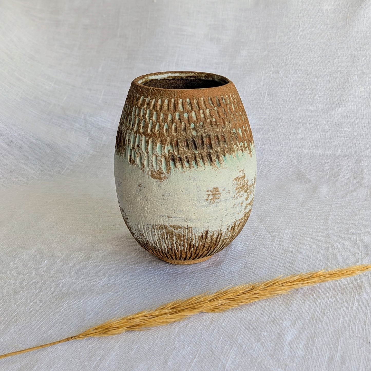 Vaso ovalado de gres marrón con chamota fina, esgrafiado a mano y esmaltado mate con veladuras en verde turquesa