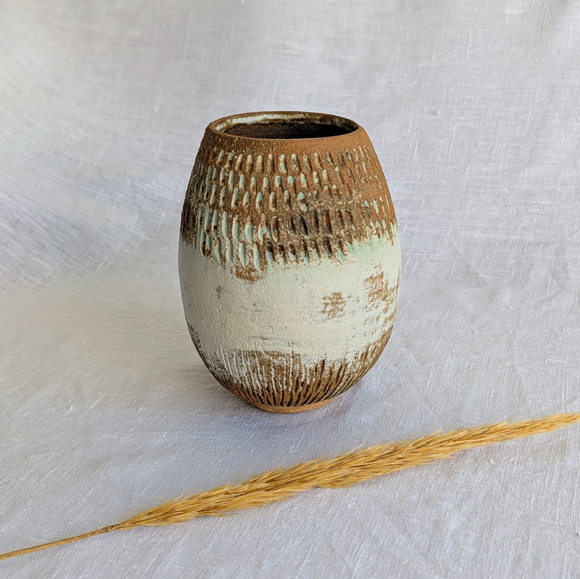 Vaso ovalado de gres marrón con chamota fina, esgrafiado a mano y esmaltado mate con veladuras en verde turquesa