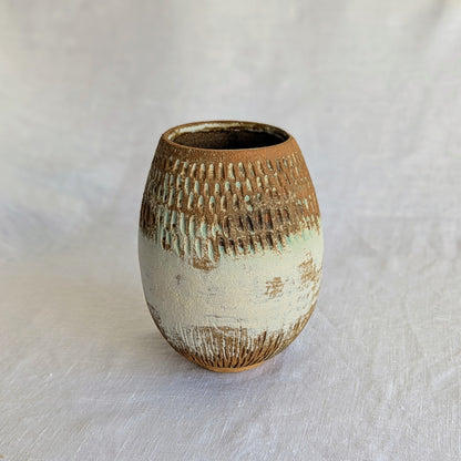 Vaso ovalado de gres marrón con chamota fina, esgrafiado a mano y esmaltado mate con veladuras en verde turquesa