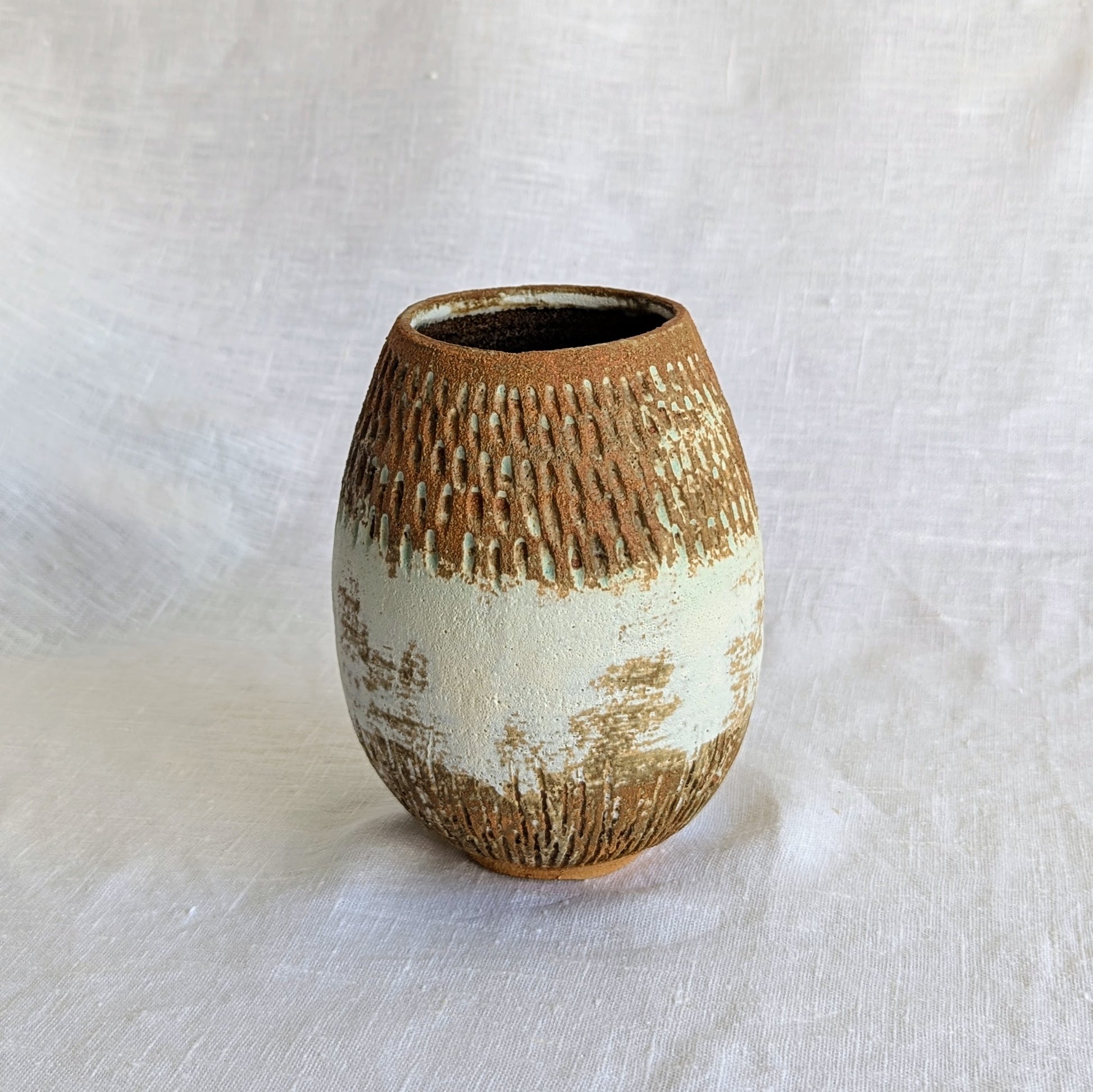 Vaso ovalado de gres marrón con chamota fina, esgrafiado a mano y esmaltado mate con veladuras en verde turquesa