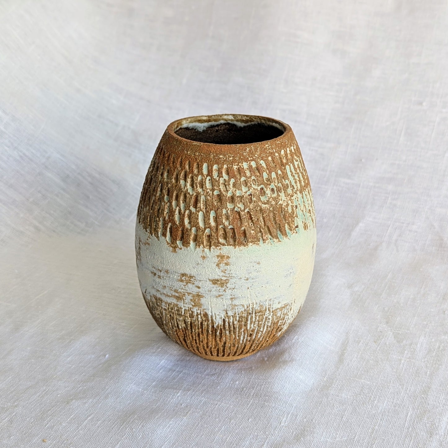 Vaso ovalado de gres marrón con chamota fina, esgrafiado a mano y esmaltado mate con veladuras en verde turquesa