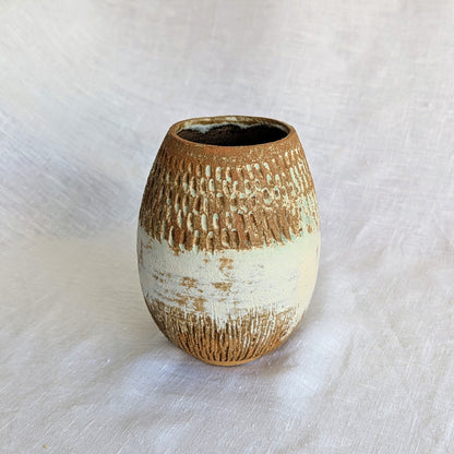 Vaso ovalado de gres marrón con chamota fina, esgrafiado a mano y esmaltado mate con veladuras en verde turquesa