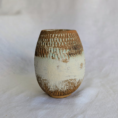 Vaso ovalado de gres marrón con chamota fina, esgrafiado a mano y esmaltado mate con veladuras en verde turquesa
