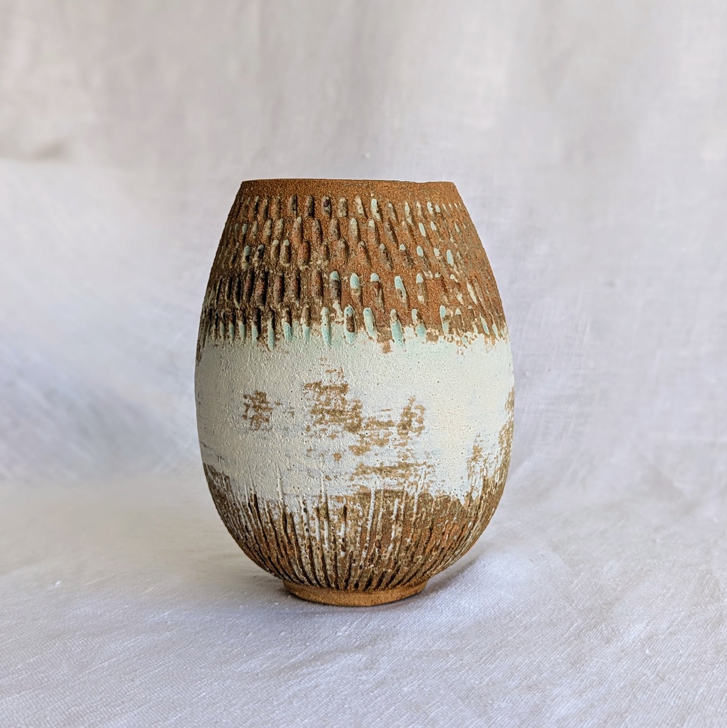 Vaso ovalado de gres marrón con chamota fina, esgrafiado a mano y esmaltado mate con veladuras en verde turquesa