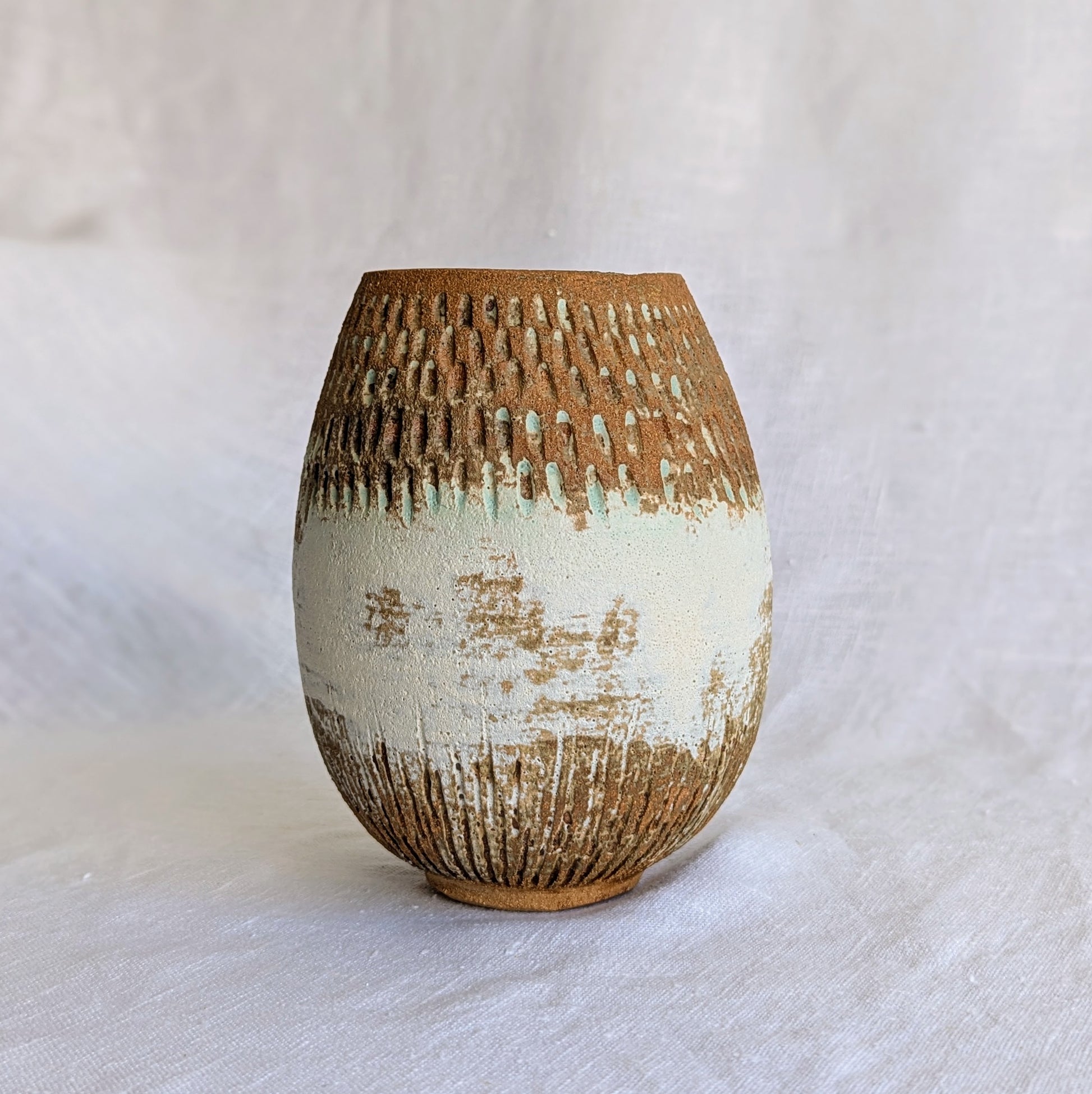 Vaso ovalado de gres marrón con chamota fina, esgrafiado a mano y esmaltado mate con veladuras en verde turquesa