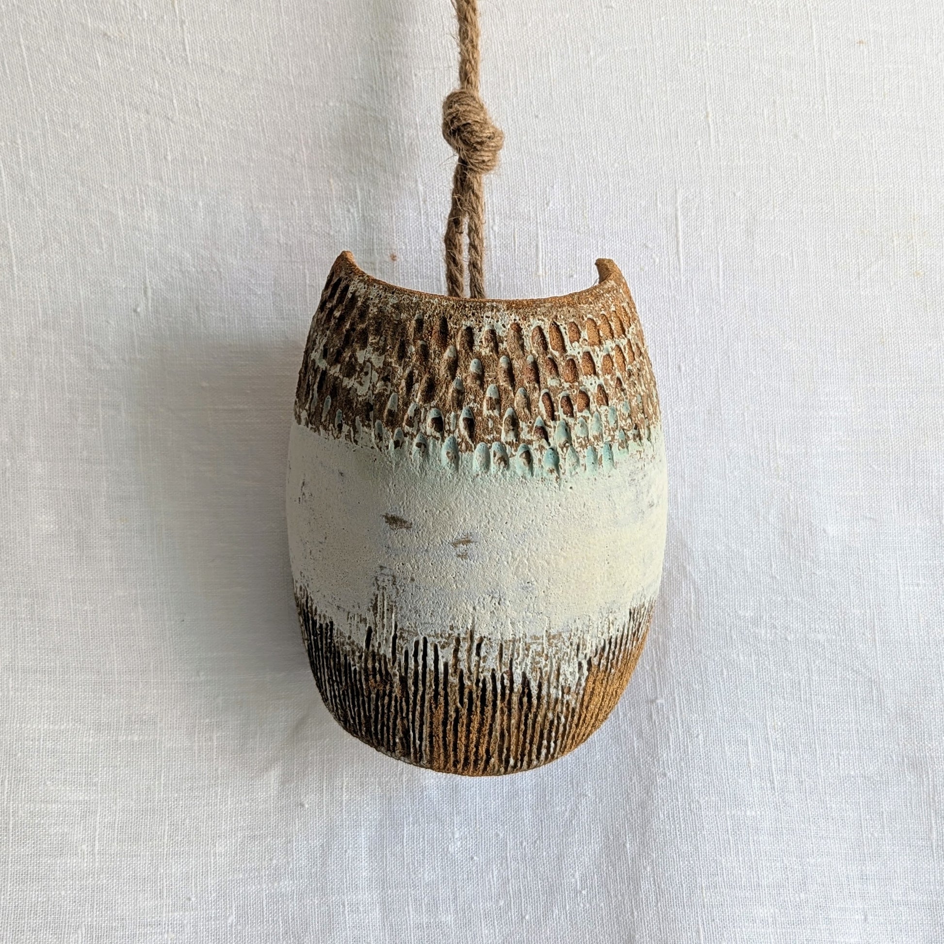 Plafón ovalado de gres marrón con chamota fina, modelado al torno y esgrafiado a mano con acabado mate único