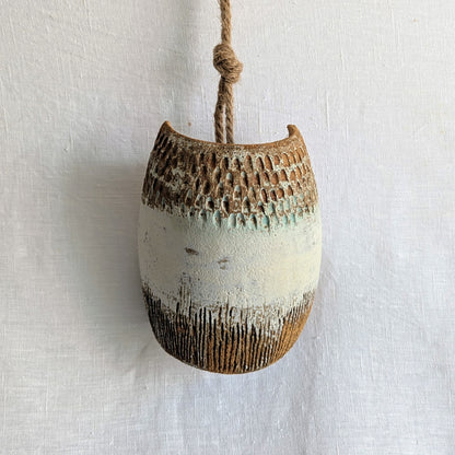 Plafón ovalado de gres marrón con chamota fina, modelado al torno y esgrafiado a mano con acabado mate único