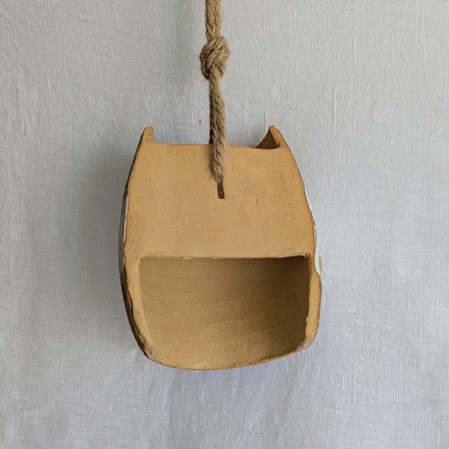 Plafón ovalado de gres marrón con chamota fina, modelado al torno y esgrafiado a mano con acabado mate único