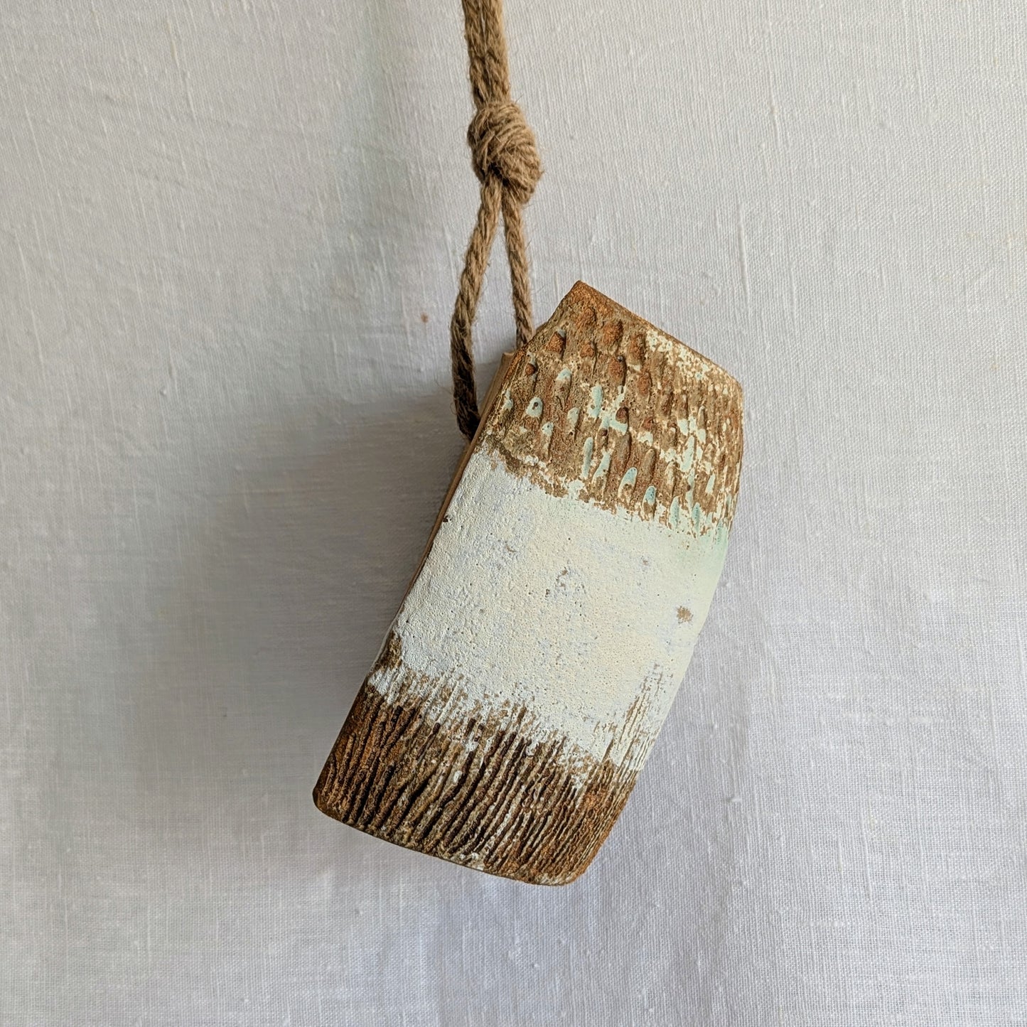 Plafón ovalado de gres marrón con chamota fina, modelado al torno y esgrafiado a mano con acabado mate único