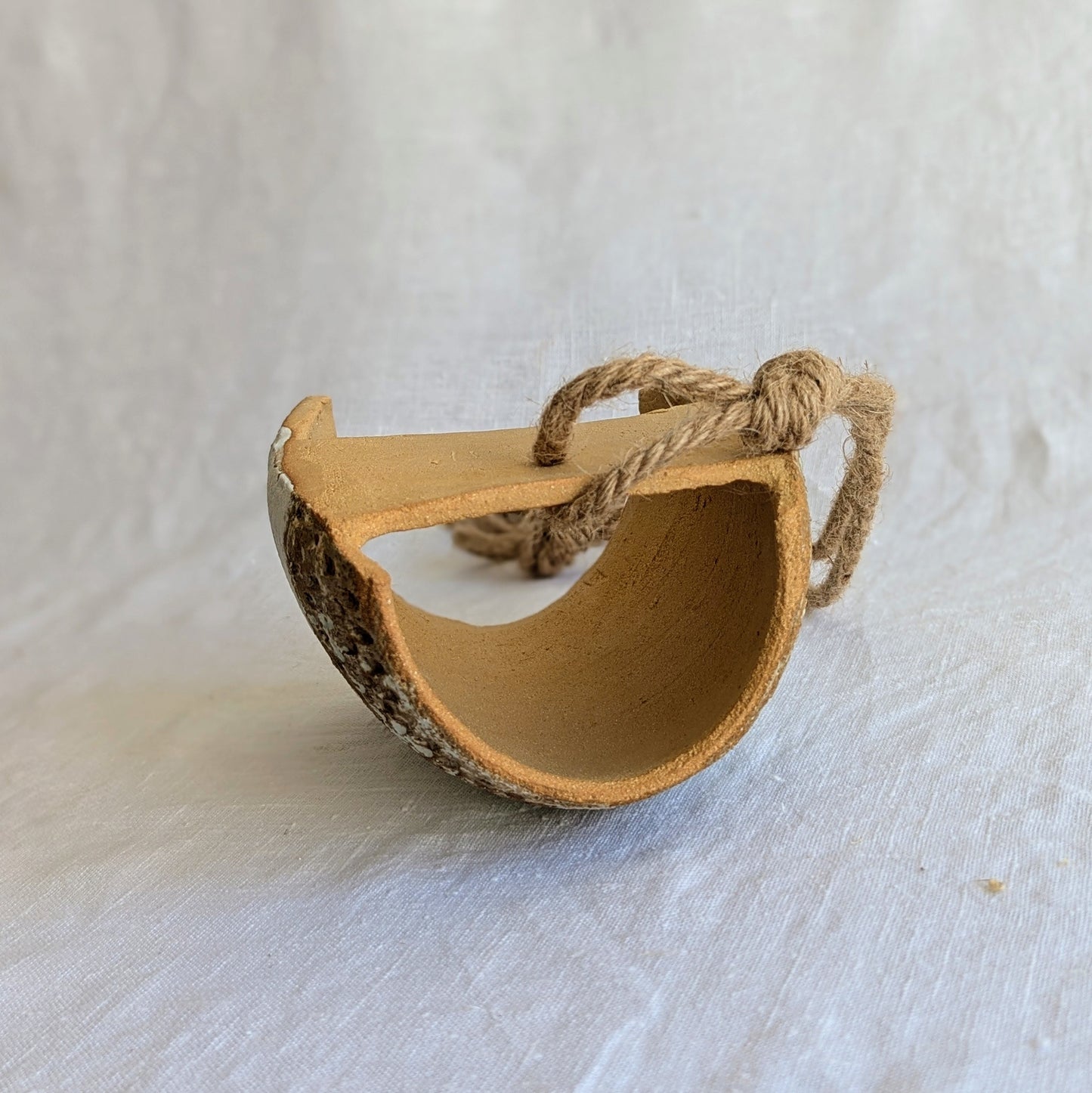 Plafón ovalado de gres marrón con chamota fina, modelado al torno y esgrafiado a mano con acabado mate único