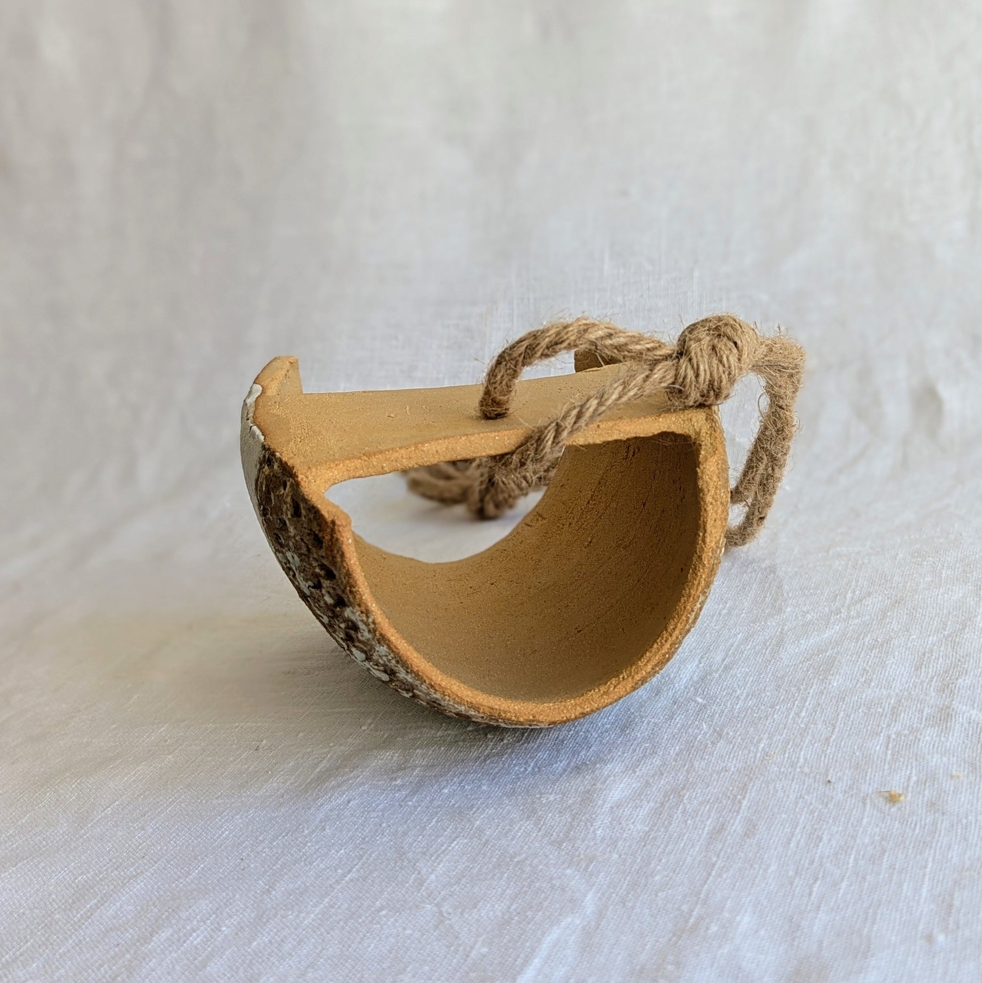 Plafón ovalado de gres marrón con chamota fina, modelado al torno y esgrafiado a mano con acabado mate único