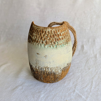 Plafón ovalado de gres marrón con chamota fina, modelado al torno y esgrafiado a mano con acabado mate único