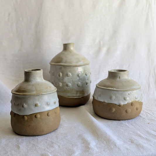 Piezas únicas de gres tostado elaboradas con técnica de churro, esmaltadas interiormente y cocidas a alta temperatura de 1250 °C