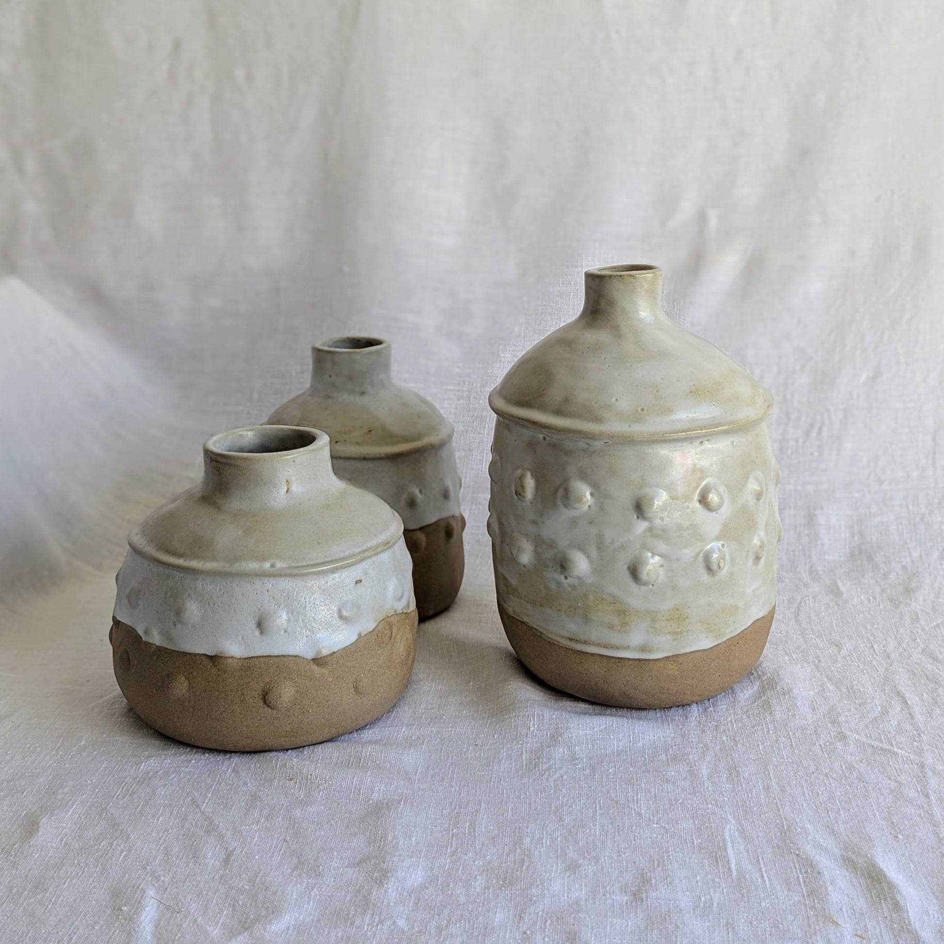 Piezas únicas de gres tostado elaboradas con técnica de churro, esmaltadas interiormente y cocidas a alta temperatura de 1250 °C