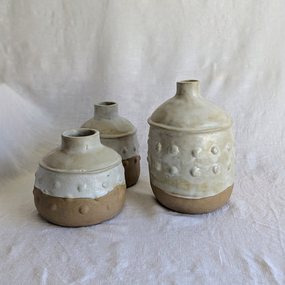 Piezas únicas de gres tostado elaboradas con técnica de churro, esmaltadas interiormente y cocidas a alta temperatura de 1250 °C