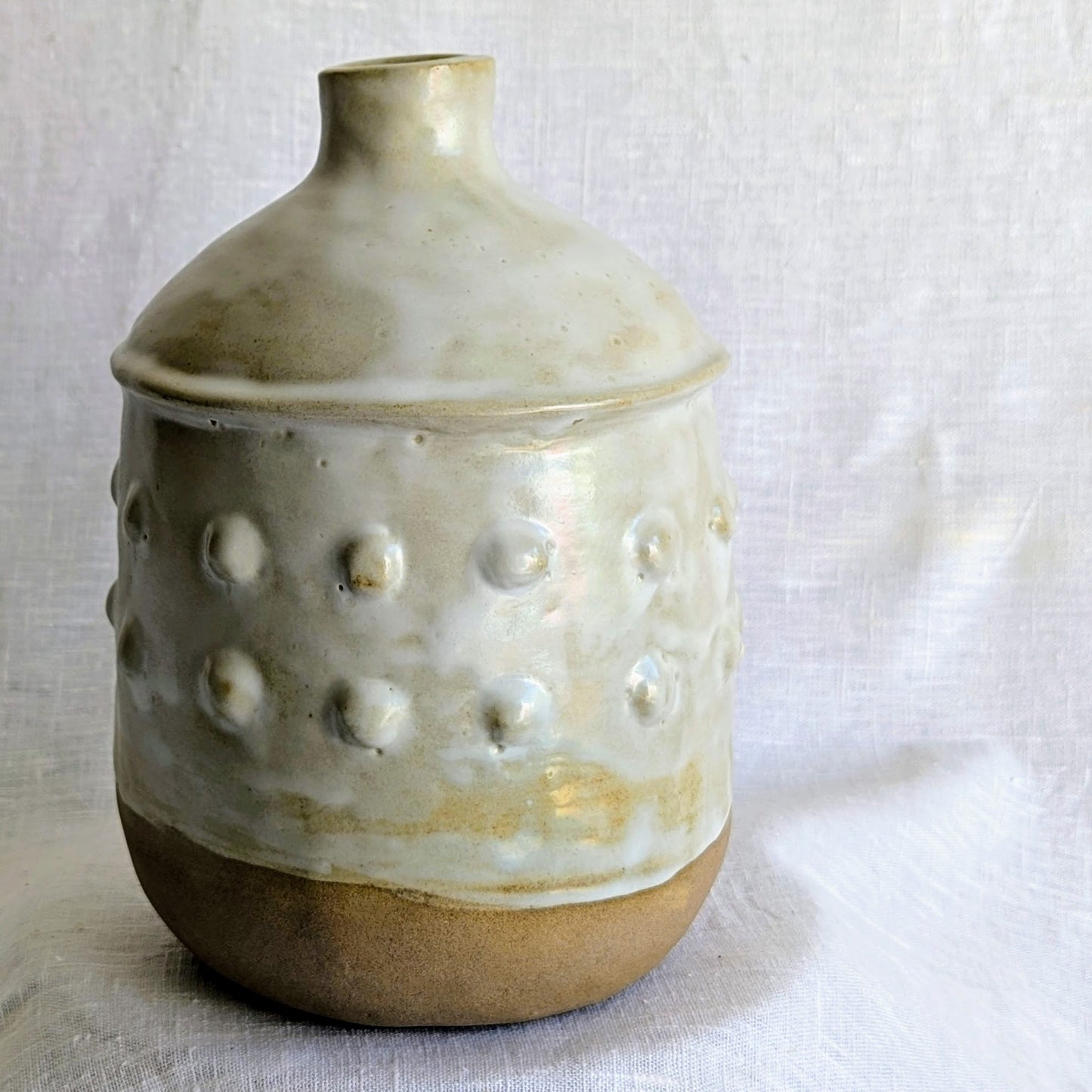 Piezas únicas de gres tostado elaboradas con técnica de churro, esmaltadas interiormente y cocidas a alta temperatura de 1250 °C