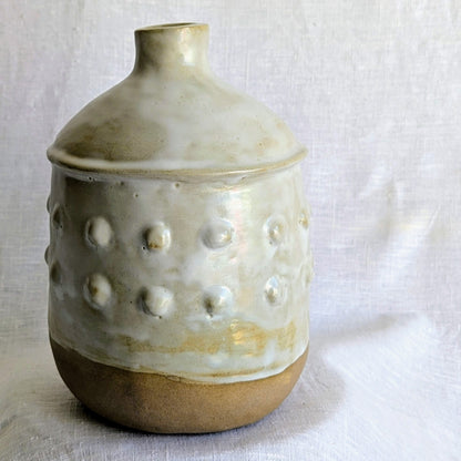 Piezas únicas de gres tostado elaboradas con técnica de churro, esmaltadas interiormente y cocidas a alta temperatura de 1250 °C