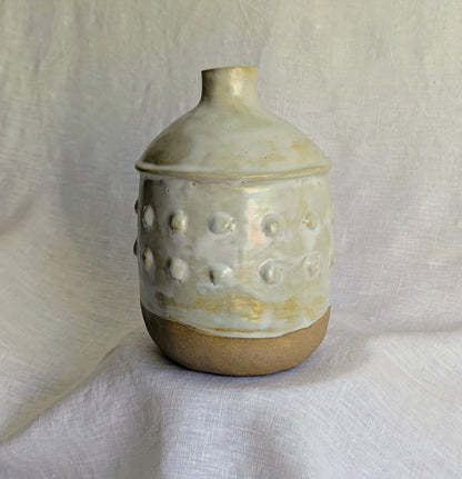 Piezas únicas de gres tostado elaboradas con técnica de churro, esmaltadas interiormente y cocidas a alta temperatura de 1250 °C