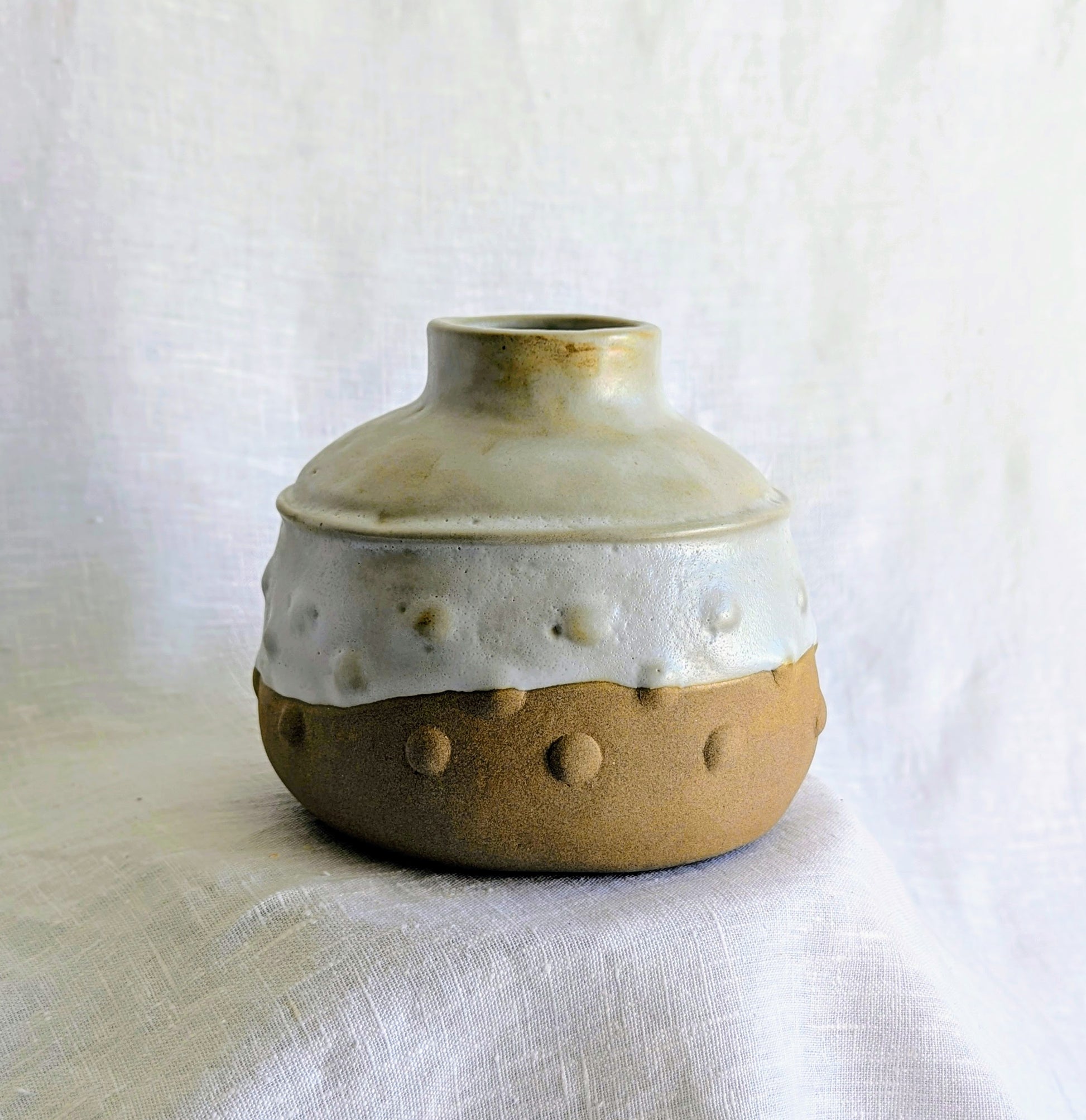 Piezas únicas de gres tostado elaboradas con técnica de churro, esmaltadas interiormente y cocidas a alta temperatura de 1250 °C