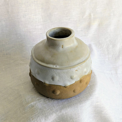 Piezas únicas de gres tostado elaboradas con técnica de churro, esmaltadas interiormente y cocidas a alta temperatura de 1250 °C