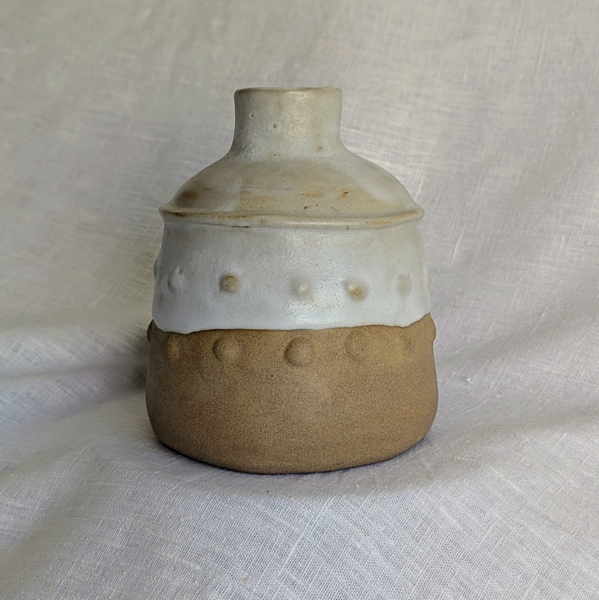 Piezas únicas de gres tostado elaboradas con técnica de churro, esmaltadas interiormente y cocidas a alta temperatura de 1250 °C