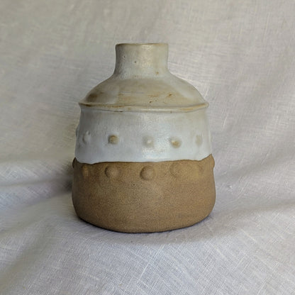 Piezas únicas de gres tostado elaboradas con técnica de churro, esmaltadas interiormente y cocidas a alta temperatura de 1250 °C