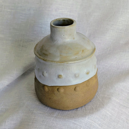 Piezas únicas de gres tostado elaboradas con técnica de churro, esmaltadas interiormente y cocidas a alta temperatura de 1250 °C