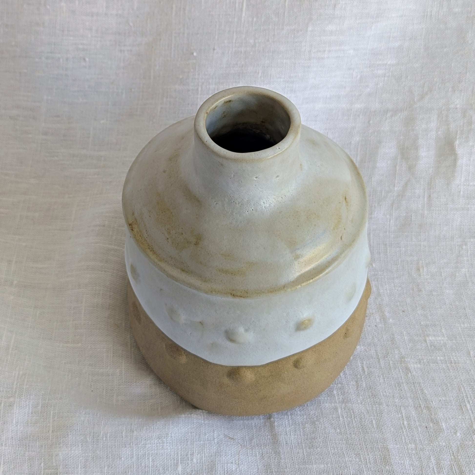 Piezas únicas de gres tostado elaboradas con técnica de churro, esmaltadas interiormente y cocidas a alta temperatura de 1250 °C