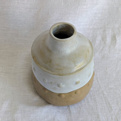 Piezas únicas de gres tostado elaboradas con técnica de churro, esmaltadas interiormente y cocidas a alta temperatura de 1250 °C