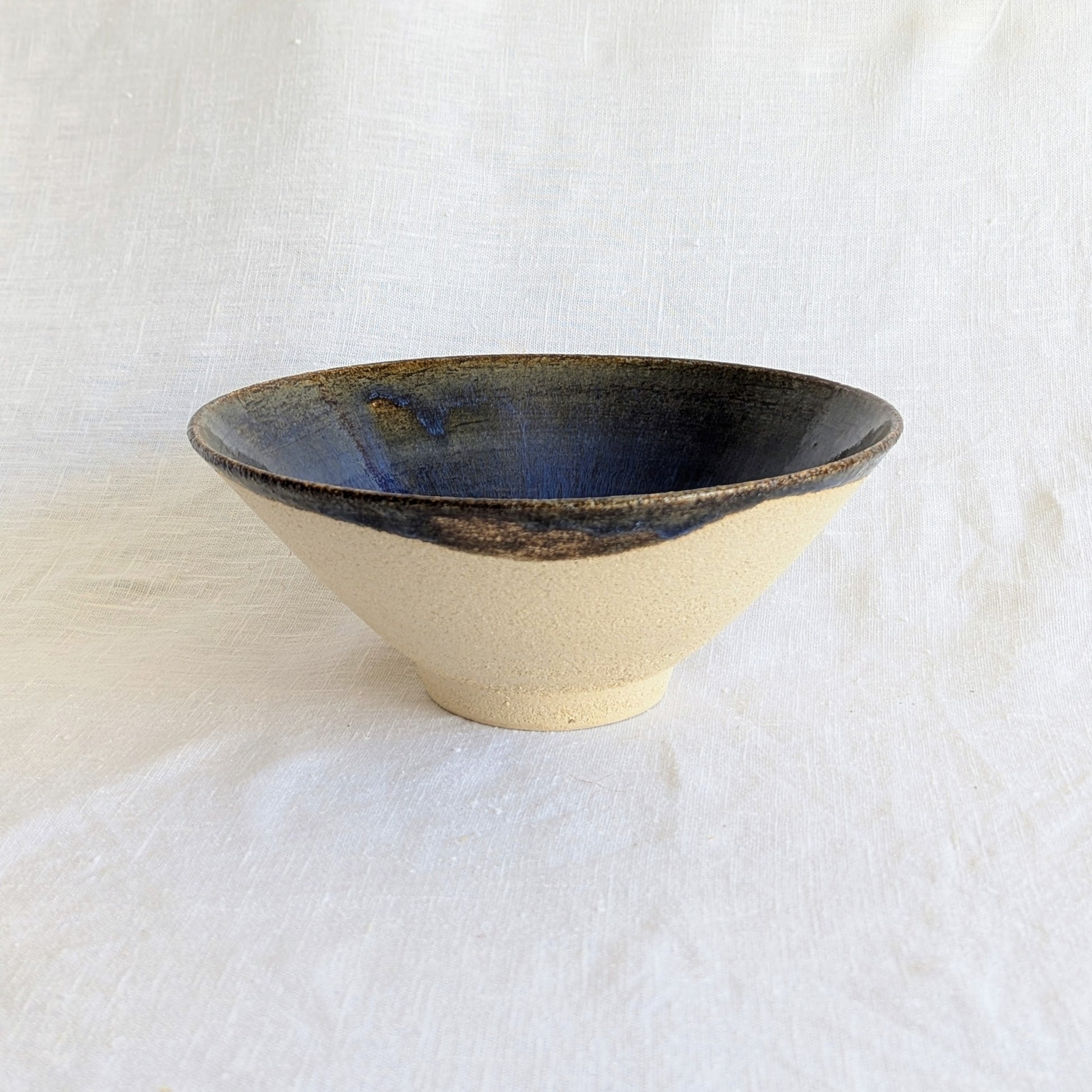 Pieza artesanal de gres con interior azul intenso y exterior de barro natural, cerámica hecha a mano apta para uso alimenticio