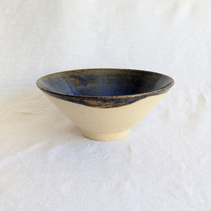 Pieza artesanal de gres con interior azul intenso y exterior de barro natural, cerámica hecha a mano apta para uso alimenticio