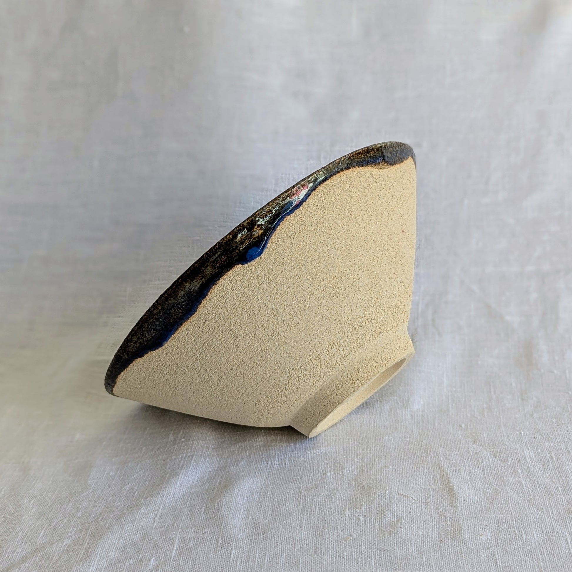 Pieza artesanal de gres con interior azul intenso y exterior de barro natural, cerámica hecha a mano apta para uso alimenticio