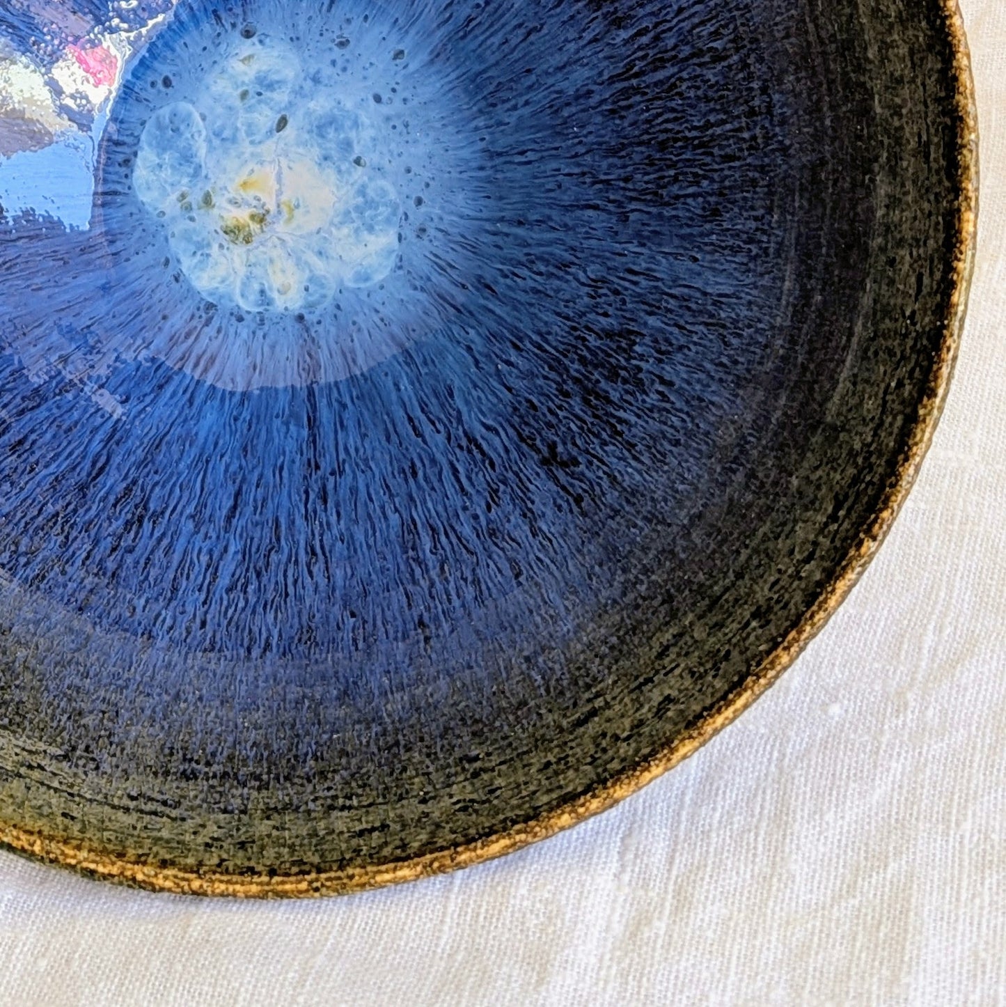 Pieza artesanal de gres con interior azul intenso y exterior de barro natural, cerámica hecha a mano apta para uso alimenticio